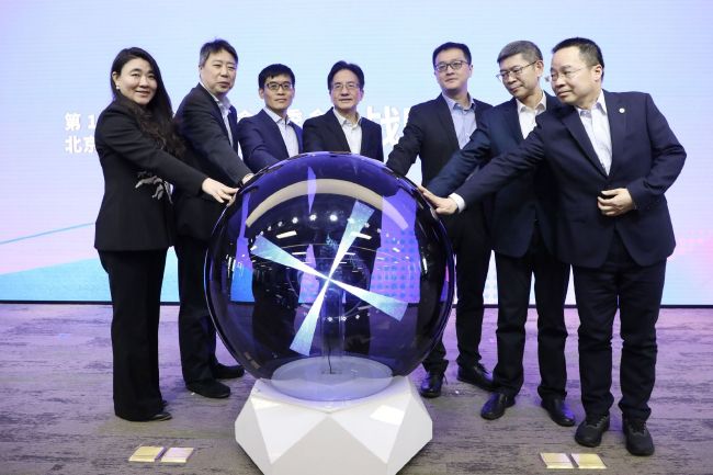 01 亮点：整体回暖与创作迭代回看2025年中国电影市场的整体表现，在经历前几年的调整期后，今年市场呈现出显著的复苏态势。
