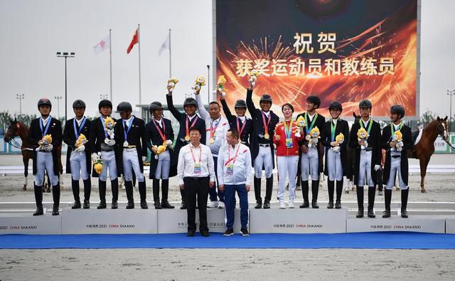 晚些时候，海瑟薇又换了一件蓝色 若 2008-11-27 若 若 2008-11-21 若 周杰伦《天台》公布新海报 曾志伟桃粉长褂抢眼 2013-06-07 由周杰伦继电影《不能说的秘密》后，第二部自导自演的电影作品《天台》将于7月11日全国上映。